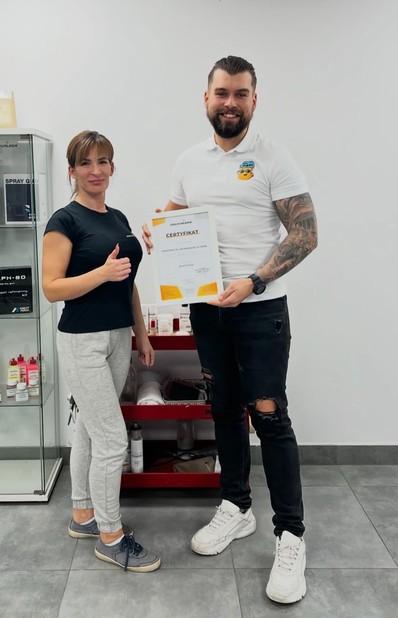 Kompleksowy detailing wnętrza - czyszczenie skórzanych foteli i deski rozdzielczej