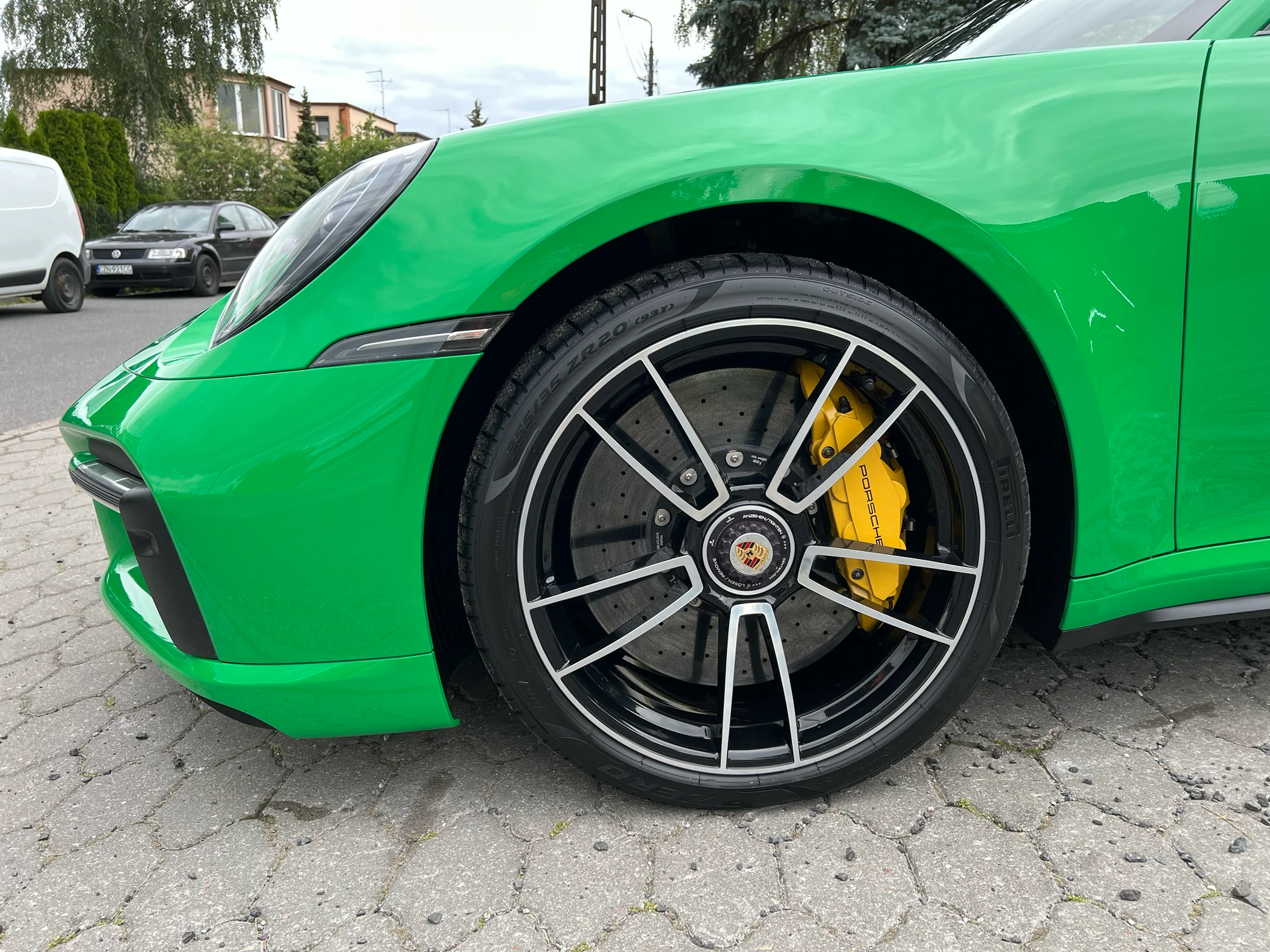 Nowoczesne wnętrze studia Pan Gąbka - profesjonalne stanowiska detailingowe w Barcinie