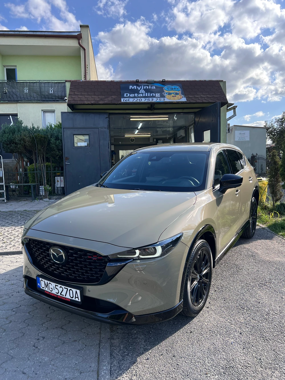 Sportowe auto po pełnej korekcie lakieru i zabezpieczeniu powłoką