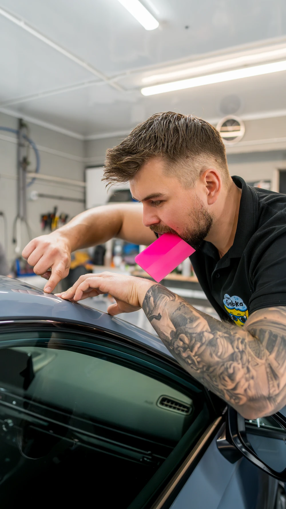 Efekt lustra na czarnym lakierze po detailingu