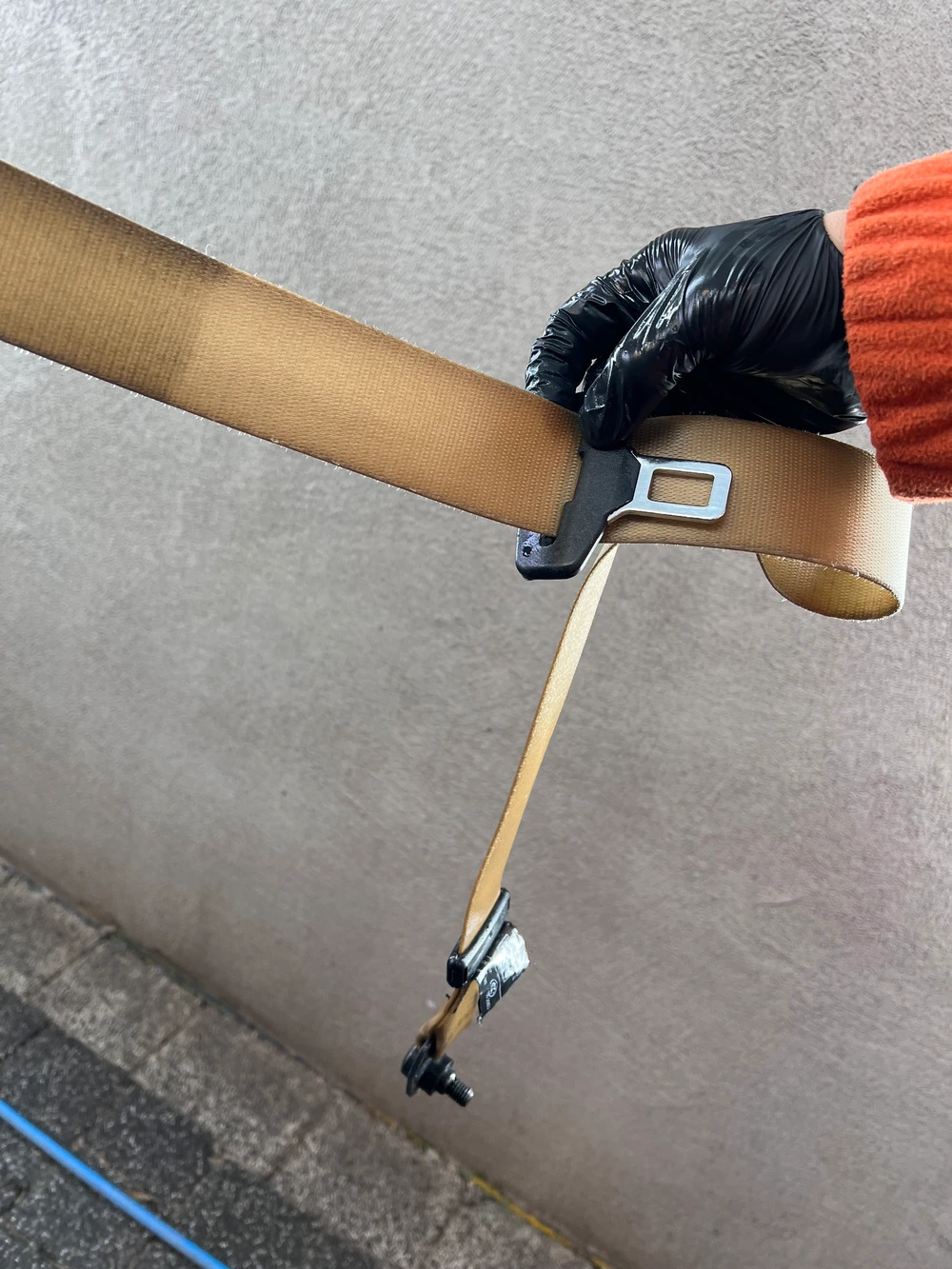 Precyzyjne doczyszczanie detali i emblematów samochodu