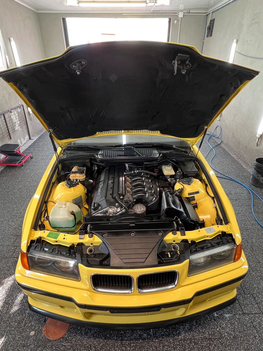 Renowacja i malowanie uszkodzonych elementów skórzanych