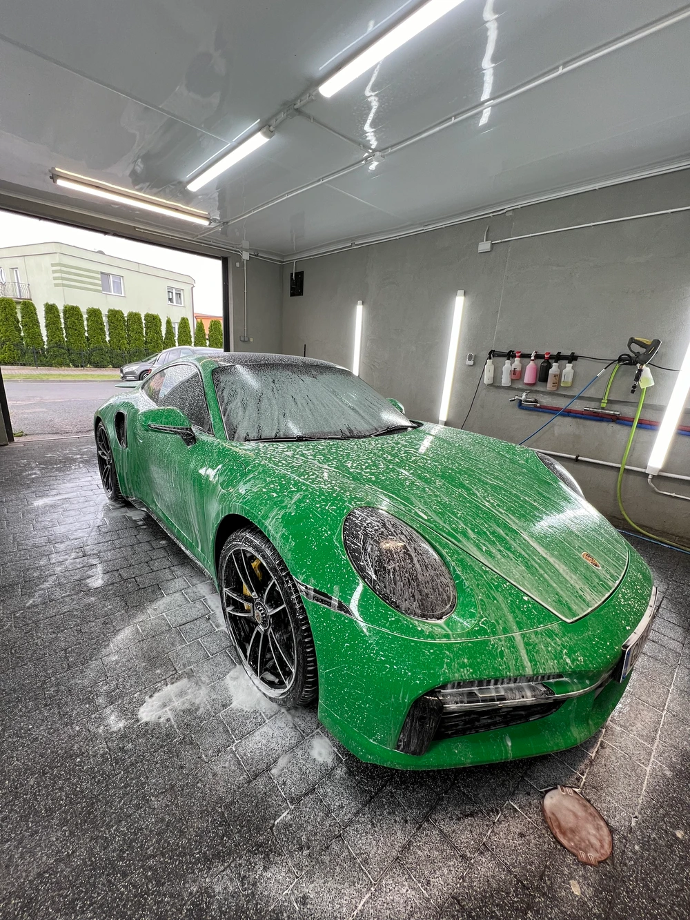 Gotowe auto czekające na odbiór w sterylnym studiu